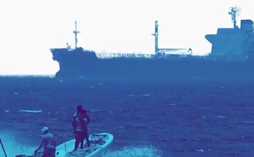 В Оманском заливе атакованы два супертанкера