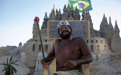 Бразилец 22 года живет на пляже в замке из песка