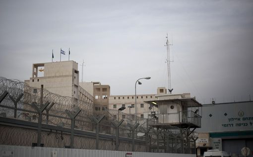 Израильские бандиты обстреляли тюрьму строгого режима