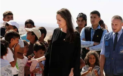 Анджелина Джоли возмутила мусульман своей голой грудью