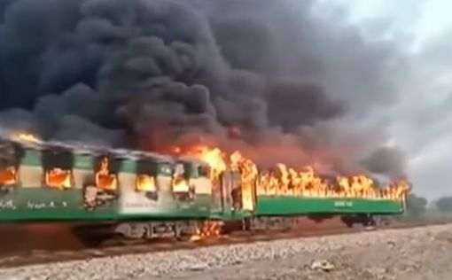 В Пакистане загорелся поезд: погибли 73 пассажира