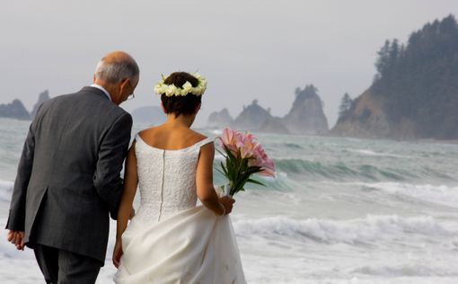 США: После 12 лет разлуки дочь выходит замуж за отца