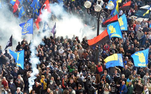 Украина: у ВР бросают светошумовые гранаты и дымовые шашки