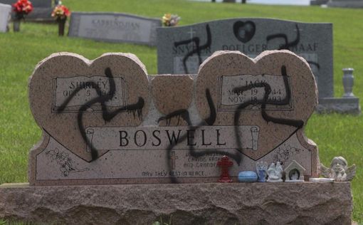 На могилах в Иллинойсе нарисовали свастику