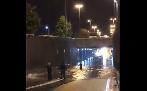 Хайфа: Из затопленного тоннеля спасли водителя микроавтобуса