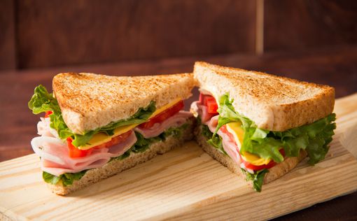 Стюардессу "в положении"  уволили за съеденный бутерброд