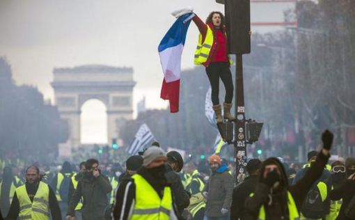 Протесты во Франции: власти закроют Эйфелевую башню