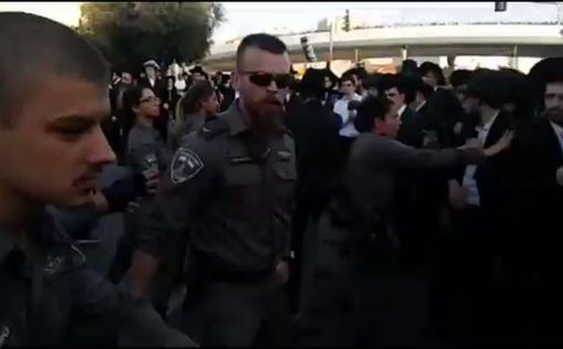 Видео: полицейский избивает харедим в Иерусалиме