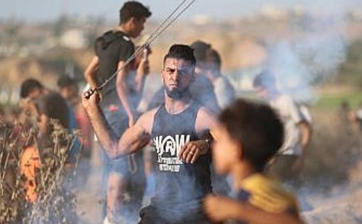 Несколько тысяч палестинцев протестуют на границе с Газой