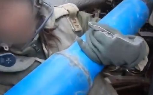 Видео: танкистка заряжает орудие