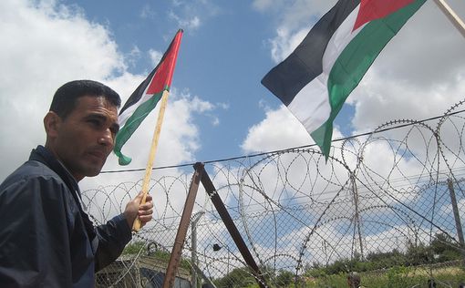 Тысячи палестинцев митингуют в поддержку бунта заключенных