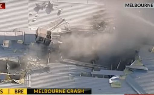 Частный самолет упал на торговый центр в Австралии