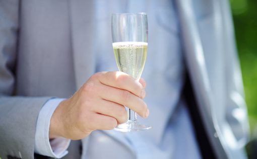 Ученые выяснили влияние шампанского на мозг человека