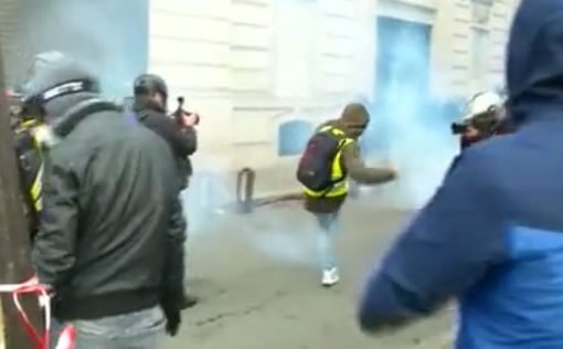 Слезоточивый газ против протестующих в центре Парижа