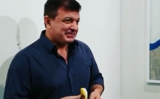 Мужчина на выставке съел банан стоимостью $120 000
