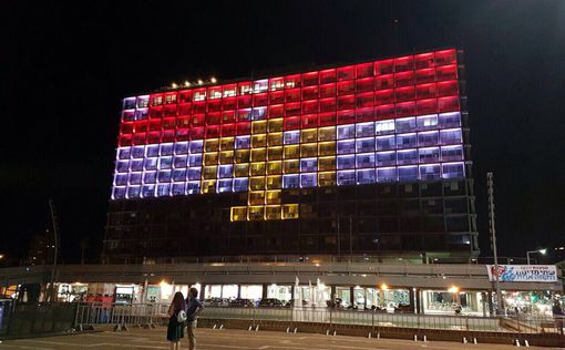 Ратуша Тель-Авива загорелась цветами флага Египта