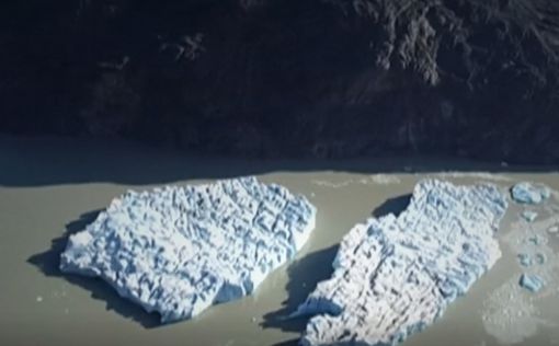 Два огромных айсберга отломились от Серого ледника в Чили