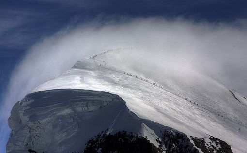 Альпинист снял на видео смертельную лавину на Эвересте