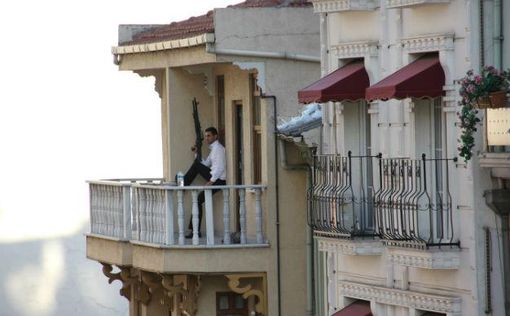 В Турции мужчина ограбил банк и разбросал деньги с балкона