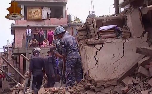 Погибших от землетрясения в Непале уже 876 человек