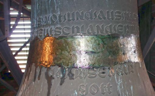 Неизвестный "испортил" колокол Гитлера в церкви Шверингена