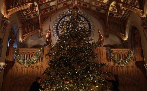 Виндрозский замок украсила сказочная рождественская ель