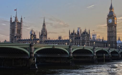 В Лондоне неизвестный врезался в ограждение парламента