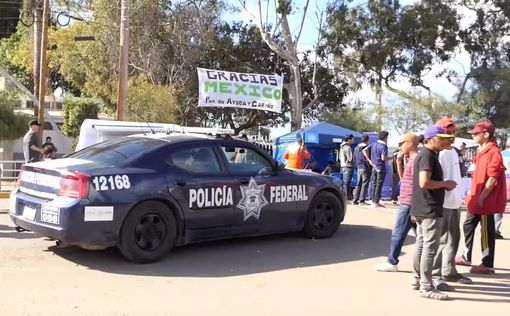 Мексика депортирует группу, штурмовавшую границу США