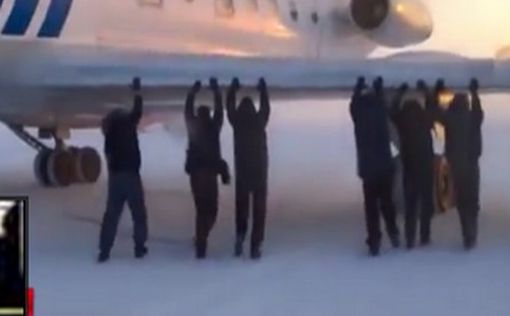 Россия:люди толкают на взлетно-посадочной полосе Ту-134