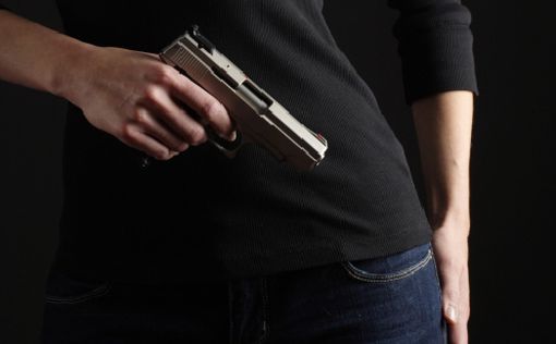 США: Женщина пронесла пистолет в тюрьму в своем лоне