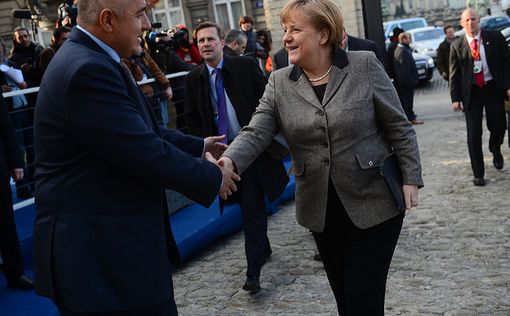 Меркель не будет менять миграционную политику из-за атак
