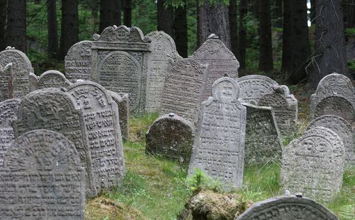 Антисемиты разгромили очередное еврейское кладбище в США