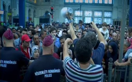 Мигранты штурмуют вокзал в Будапеште и кричат: "Германия!"
