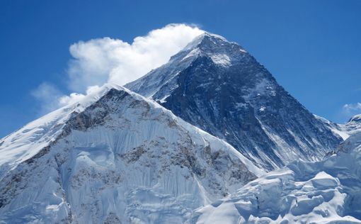 Сход лавин в районе Эвереста привел к гибели восьми человек