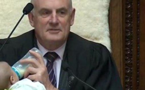 Спикер парламента убаюкивал ребенка во время заседания