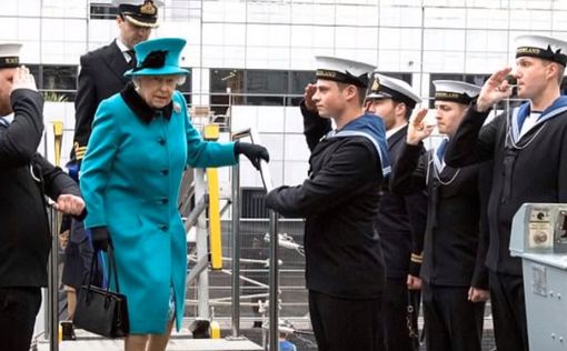 Елизавета II в ярком пальто на борту военного корабля