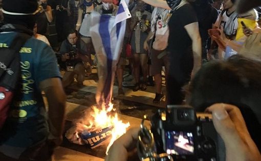 На съезде демократов в Филадельфии сожгли флаги Израиля
