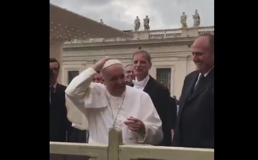 Ребенок снял с Папы Римского пилеолус