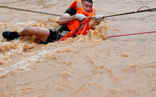 Наводнение в Китае: эвакуированы десятки тысяч жителей