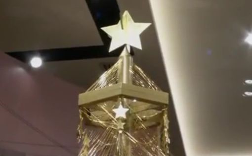 В Японии поставили новогоднюю елку из золота за $1,8 млн.