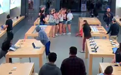 Ограбление века: Apple Store очистили за 30 секунд (видео)