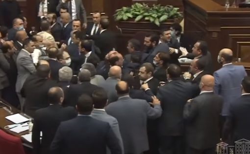Массовая драка армянских депутатов попала на видео