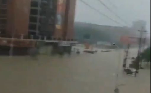В Китае мощный ливень вызвал наводнения: есть погибшие