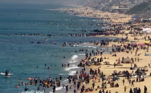 Толпы палестинцев на пляже в Дейр эль-Балах