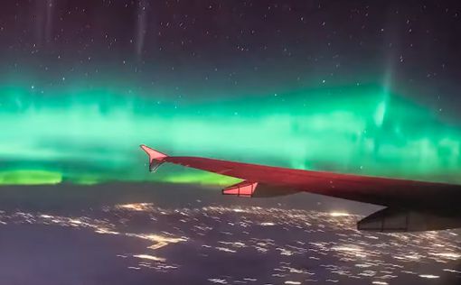 Видео: северное сияние из окна пассажирского самолета