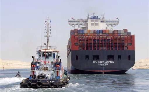 Три гигантских корабля прошли по новому Суэцкому каналу