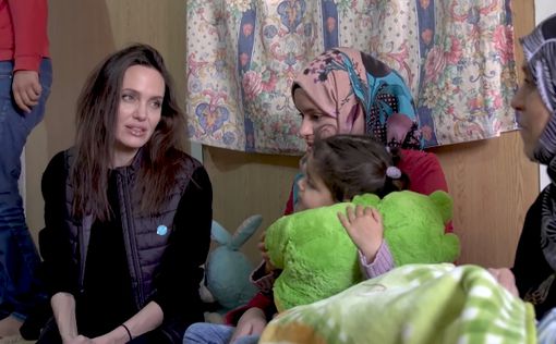 Анджелина Джоли привезла дочерей в лагерь для беженцев