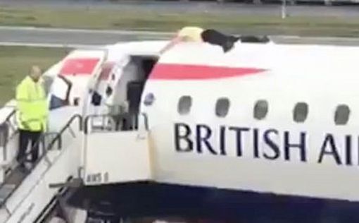Британский экоактивист приклеил себя к крыше самолета