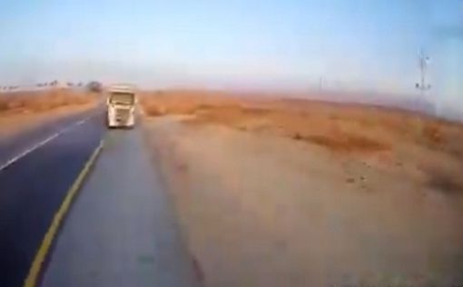 Видео: лобовое столкновение двух грузовиков на шоссе №25