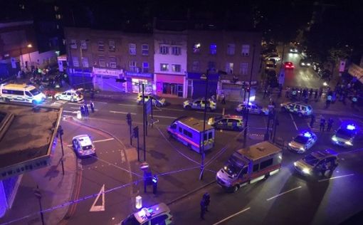 Лондон: Машина врезалась в толпу людей, покидавших мечеть